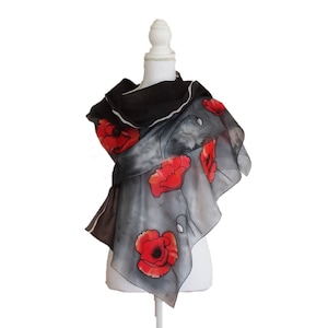 Handbemalter rot-schwarzer Seidenschal mit Mohnblumen, Seidenfoulard, eleganter Schal, formelle Seidenstola. Anpassbarer Schal.