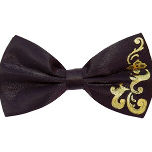 Schwarz-goldene Herren-Barock-Fliege, handbemalte Fliege, Barock-Ornament, schwarze Fliege, Fliege für Jungen, Polyester