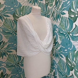 Crossover shawl in ivory pleated fabrics UP