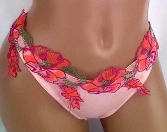 Blushroze geborduurde stringslip – rode gebloemde kantappliqué en bandjes op de achterkant