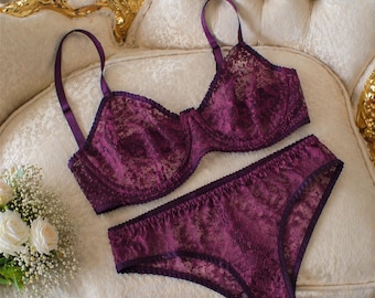 Een set van linnen in een klassieke stijl. Pruim lingerie, lingerie set, handgemaakte lingerie, bh, armband, shorts