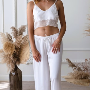Braut Nachthemd Set – Spitzen Crop Top und Seidenhose in Elfenbein | Romantische Flitterwochen Dessous | Elegante Braut Nachtwäsche