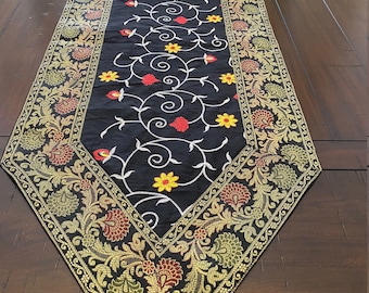 Schwarzer Tischläufer aus Brokat mit Blumen Stickerei