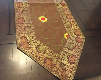 Brokatborte Tischläufer: Braune Kunstseide, bestickte florale Medaillons (36 X 80 Inch)