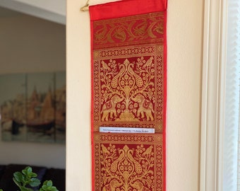 Roter Seiden-Wandbehang: Indischer Elefant & Pfau, Wandbehang