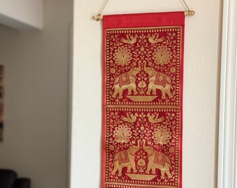 "Rot-goldener Wandbehang mit Elefantenmotiv, indischer Wandbehang"