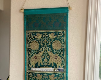 Seiden-Wandbehang: Elefant & Pfau, indisches Dekor, fertig zum Aufhängen, Geschenk