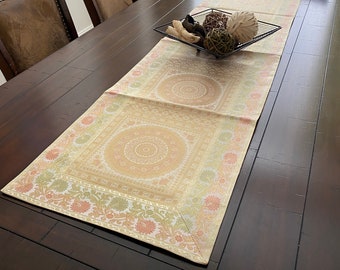 Kunstseide Tischläufer, Weiß & Gold Mandala Dekor (60/70 Inch)