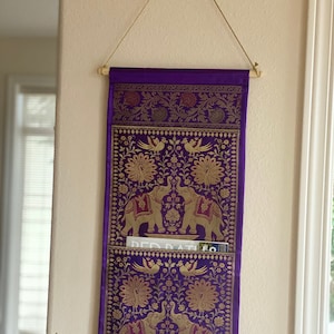 Pendurado na parede roxo decorativo organizador correio carta titular tapeçaria de seda 2 bolso elefante decoração pavão pronto para pendurar decoração indiana presente