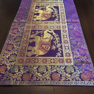 Lila Brokat Tischläufer: Elefant Design, Boho Dekor, 40 x 60 cm