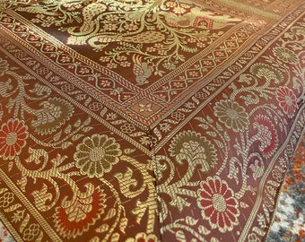 Brokat Tischdecke: Braune Seide, Elefanten- & Pfau-Design, 102 cm im Quadrat