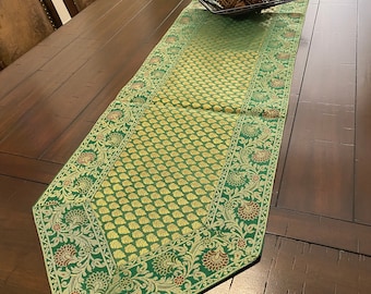 Eleganter grüner Tischläufer mit Brokat Akzenten (36 cm x 20 cm)
