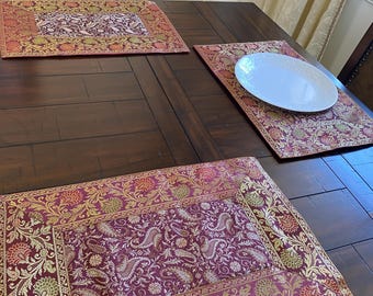 Banarasi Seiden Tischset: Rot & Gold Brokat, Indisches Dekor (30x40cm)