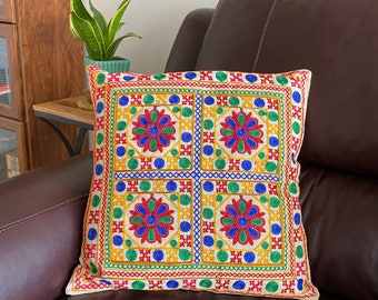 Bestickter Suzani-Kissenbezug, Boho-Blumenkissen, 16x16 indisches Dekor