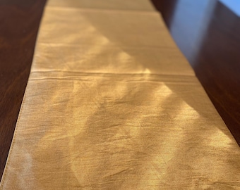 Handgefertigter Tischläufer aus Kunstseide - Strukturiertes Golddekor