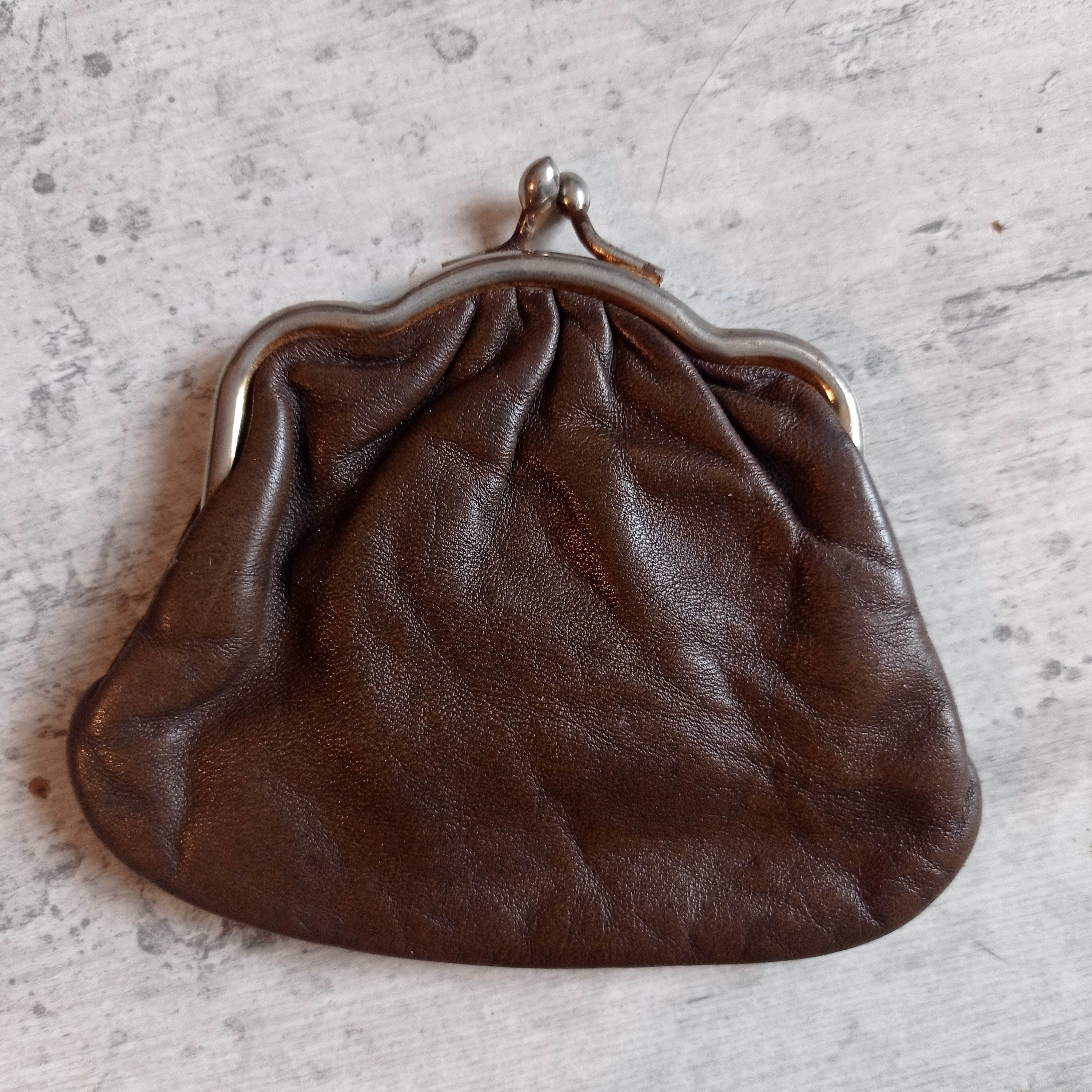 Monedero de abuela pequeno vintage con clip en piel marron