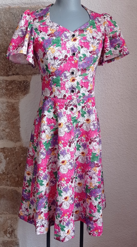 Très belle robe fleurie!! (Gebraucht) in Estavayer-le-Lac für CHF 5