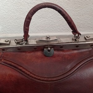 Vintage brown leather doctor style handbag 1950-1960. image 6