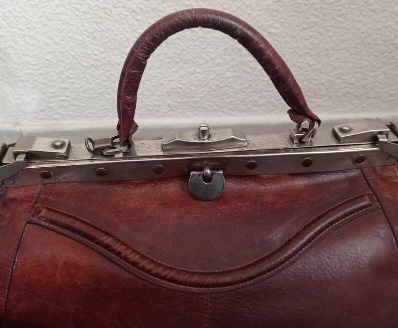 Vintage brown leather doctor style handbag 1950-1960. image 6