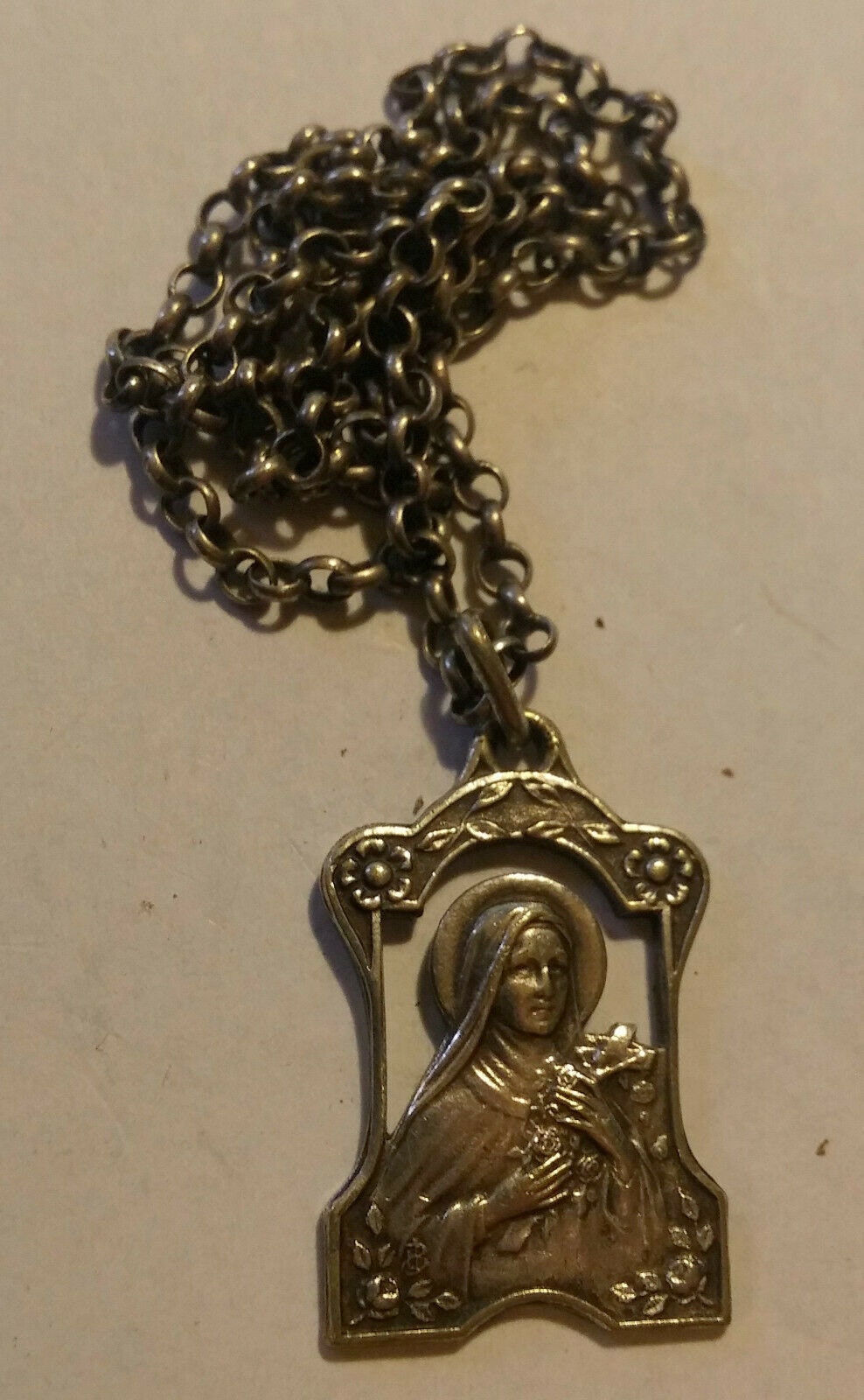 Belle Medaille Sainte Therese Metal Argenté Religiosa Vintage Medal Sancta Teresa