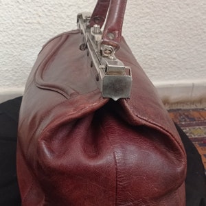 Vintage brown leather doctor style handbag 1950-1960. image 5