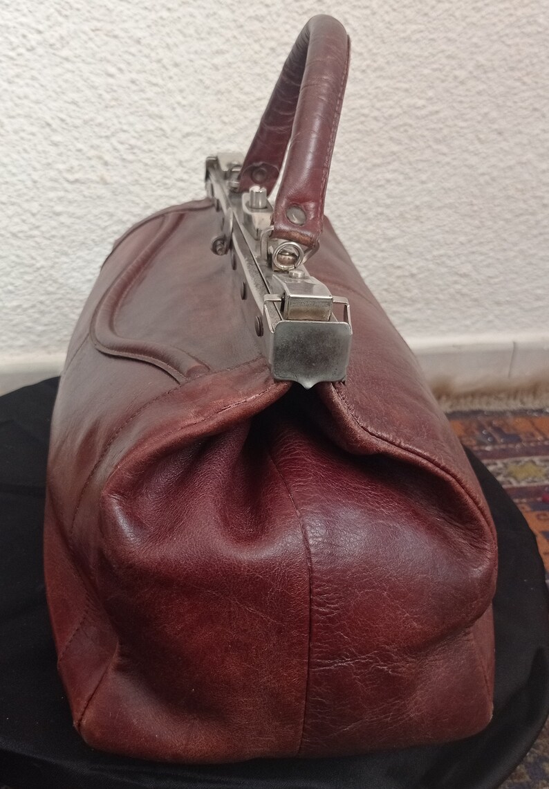 Vintage brown leather doctor style handbag 1950-1960. image 5