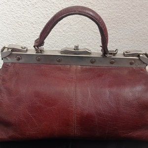 Vintage brown leather doctor style handbag 1950-1960. image 2