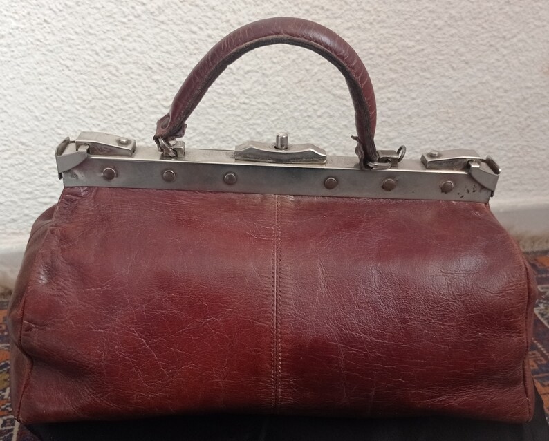 Vintage brown leather doctor style handbag 1950-1960. image 2