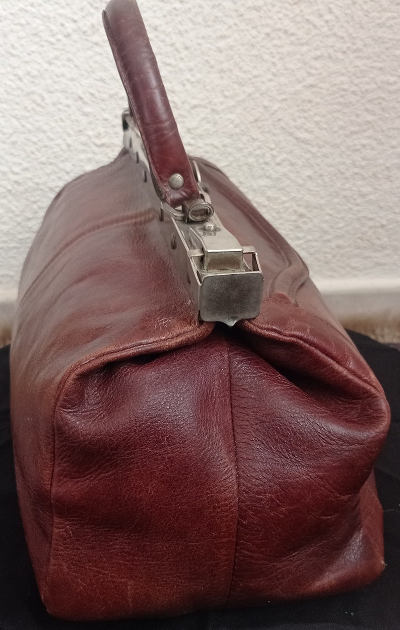 Vintage brown leather doctor style handbag 1950-1960. image 3