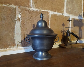 decor in the style of the seventeenth century Old lidded tureen in French pewter