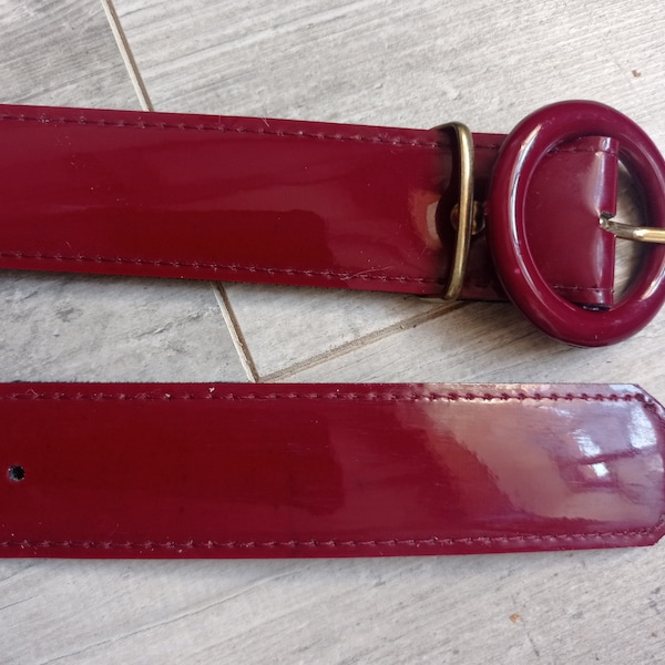 Ceinture vintage en skaï rouge boucle ronde grande longueur 133 cm