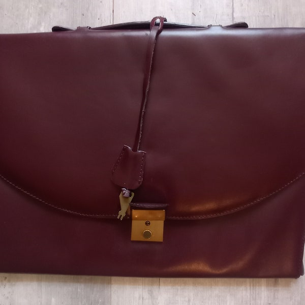 Porte document vintage en cuir bordeaux rouge avec sa clef sac école.