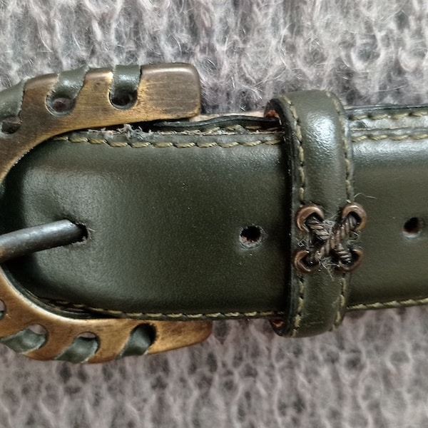 Ceinture vintage en cuir vert kaki boucle arrondie cuir et métal T 85 Un Jour Ailleurs