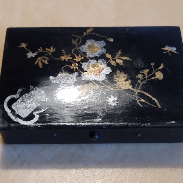 Ancienne boite laquée décor floral boite à bijoux boite à cigarettes Petit coffret