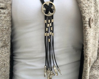 Boho Silber und Leder Lange Quaste Halskette, Silber Quaste Halskette, Statement Halskette für Frauen, Silber Quaste Anhänger Lange Halskette