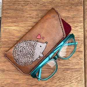 Brillenkoker zonnebril, bruin leren brillenzakje, gepersonaliseerd leren cadeau, 3e huwelijksverjaardag, compacte brillenhoes egel