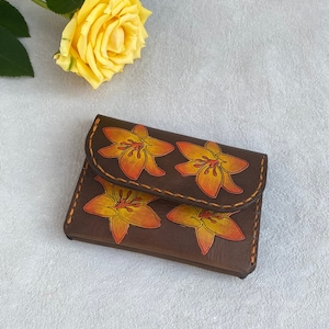 Monedero minimalista de cuero para mujer, cartera tarjetero, monedero grabado con flores, regalo para mamá, hermana, novia, monedero de tarjeta hecho a mano