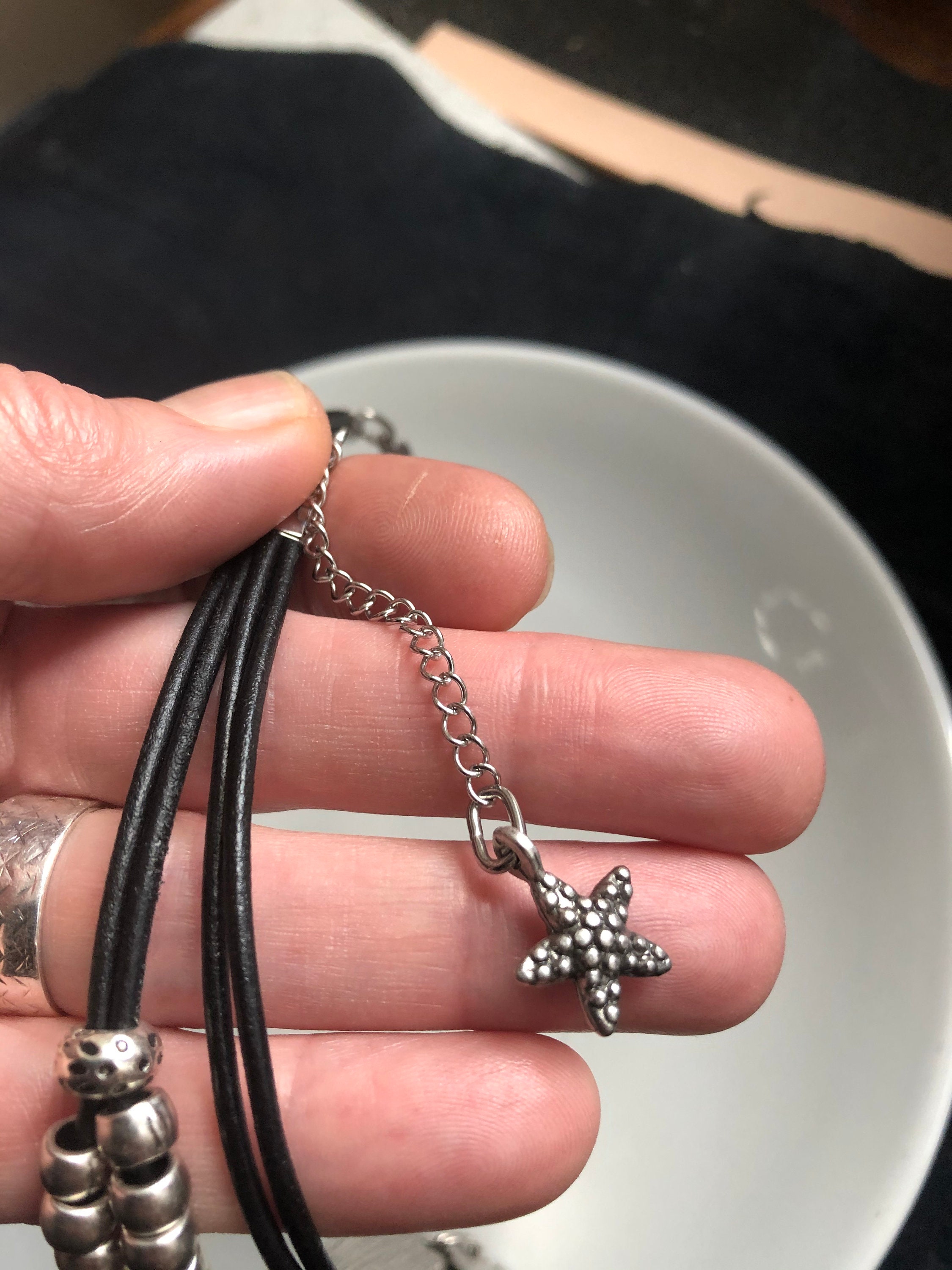 Collana Girocollo In Pelle Nera Con Ciondolo Sole A Spirale E Fiori – Gioiello Boho Vintage, Fatto A Mano, Regalo Originale