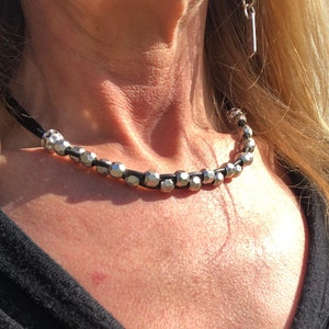 Girocollo di perline d&#39;argento, argento e pelle, collana corta di perline, collana Beohemian, collana girocollo da donna, collana di pelle, regalo in pelle