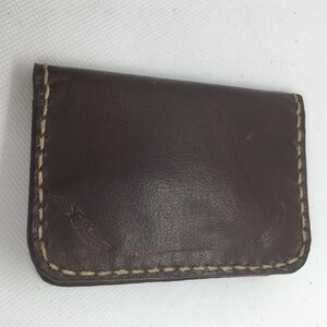 Caja de tarjeta de crédito unisex de cuero marrón oscuro / titular de la tarjeta de crédito, cubierta de tarjeta de crédito de cuatro compartimentos / regalo para él / ella