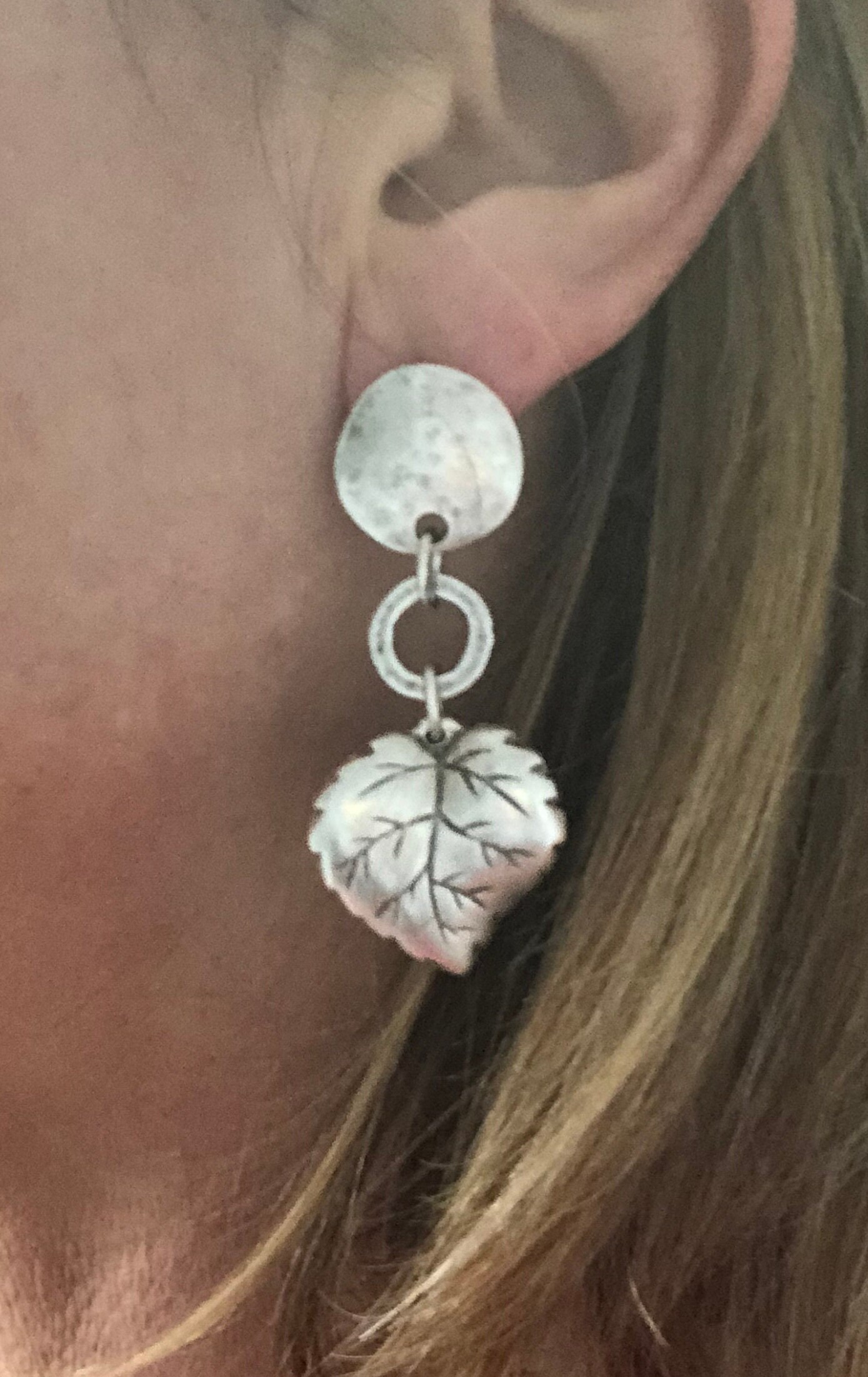 Orecchini a bottone in foglia d'oro, orecchini a bottone dorati sofisticati, orecchini a perno floreali moderni, orecchini a bottone boho chic per donna, orecchini a bottone in oro unici - Italia