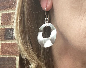 Pendientes de aro de disco de plata, gancho para la oreja 925, regalo de pendiente ligero único para las mujeres, joyería de declaración de plata boho para su cumpleaños