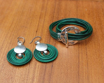 Grönt läderarmband och örhängeset, hamrad ring och krokspänne armband och runda örhängen, gröna lädersmycken, bohemiskt läder