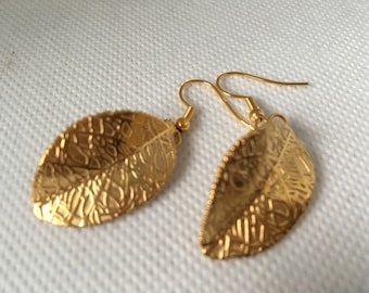 Orecchini in foglia d'oro, orecchini pendenti e pendenti in foglia, orecchini d'oro, orecchini autunnali, orecchini pendenti, gioielli in oro, ciondoli pendenti in foglia d'oro