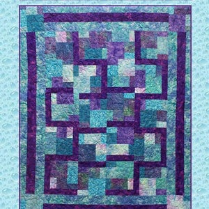 Może przedstawiać: Wzór patchworku o nazwie "Follow The Leader" autorstwa Pressed For Time Quiltworks. Wzór przedstawia kolorowy projekt patchworku z fioletowym obramowaniem i niebiesko-fioletowym wnętrzem. Tekst "A Fat-Quarter Friendly Pattern" znajduje się na dole obrazu.