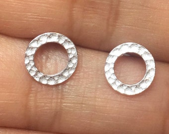 Circle Stud Oorbellen, Silver Circle Oorbellen, Open Circle Oorbellen, Gehamerde Circle Studs, Kleine Kleine 8mm Sterling Silver Studs Shiny Circle