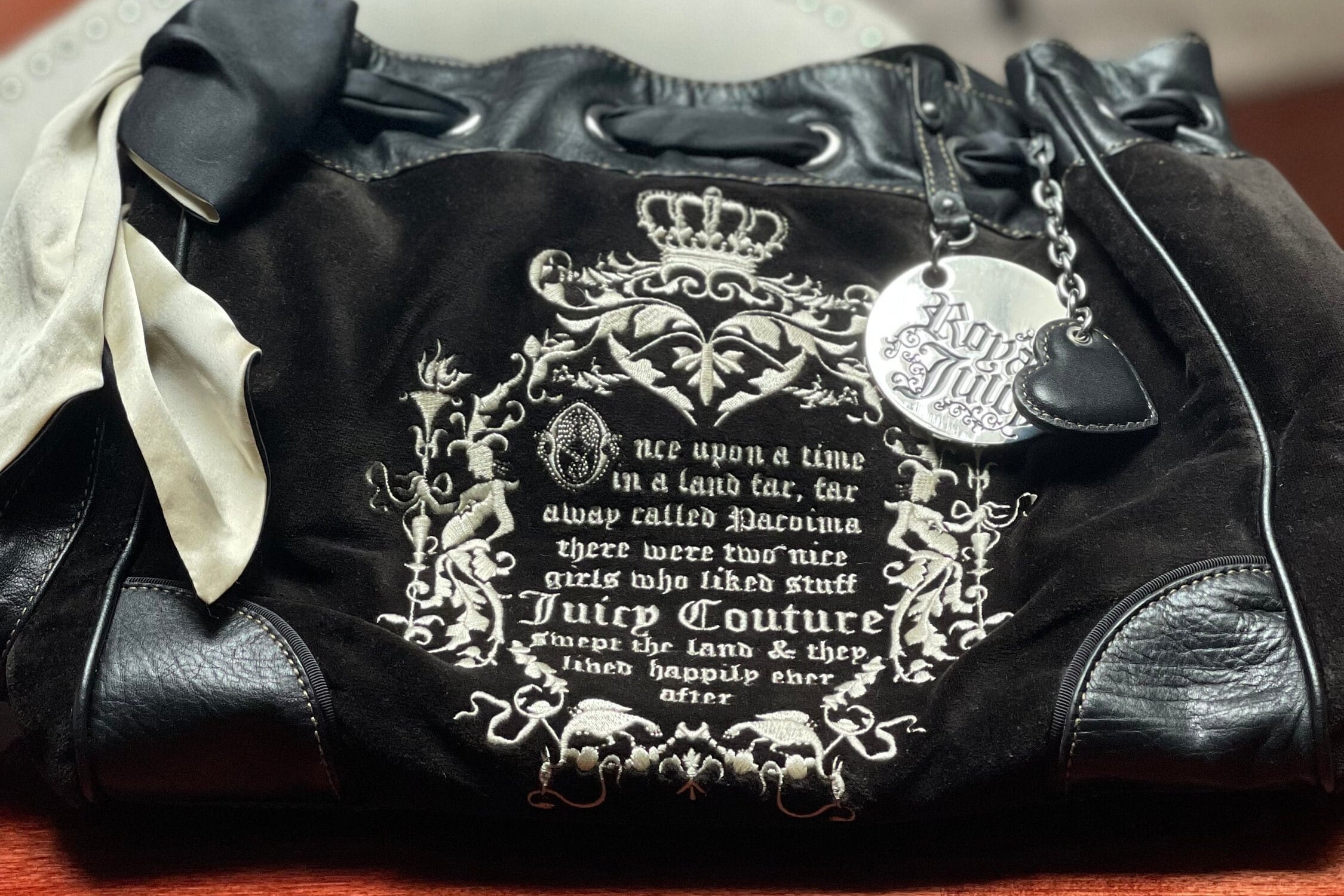 レア　美品　JUICY COUTURE ビンテージ レザー　バッグ 本革 Y2K Vintage Juicy Couture Y2K Fairytale Black Velour Handbag. Barely