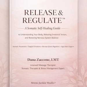 Puede incluir: Una descarga digital titulada "RELEASE & REGULATE", una guía de autocuración somática. La portada presenta texto sobre la comprensión del cuerpo, la liberación de la tensión emocional y el equilibrio del sistema nervioso. Autora: Dana Zaccone, LMT.