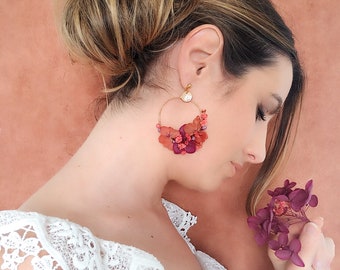 Boucles d'oreilles créoles fleurs hortensia et gypsophile stabilisées dorées à l'or fin