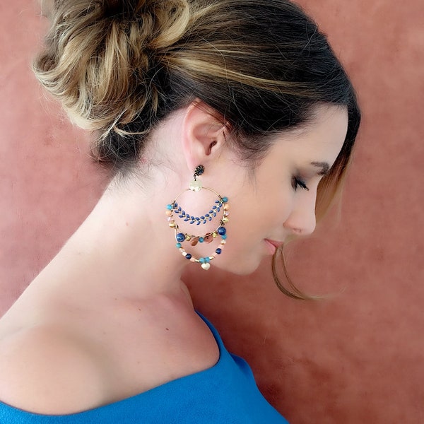 Boucles d'oreilles créoles bohème chic/boho/ethniques avec pierres semi-précieuses bleues Lapiz lazuli, Apatites et pierres Gold sand